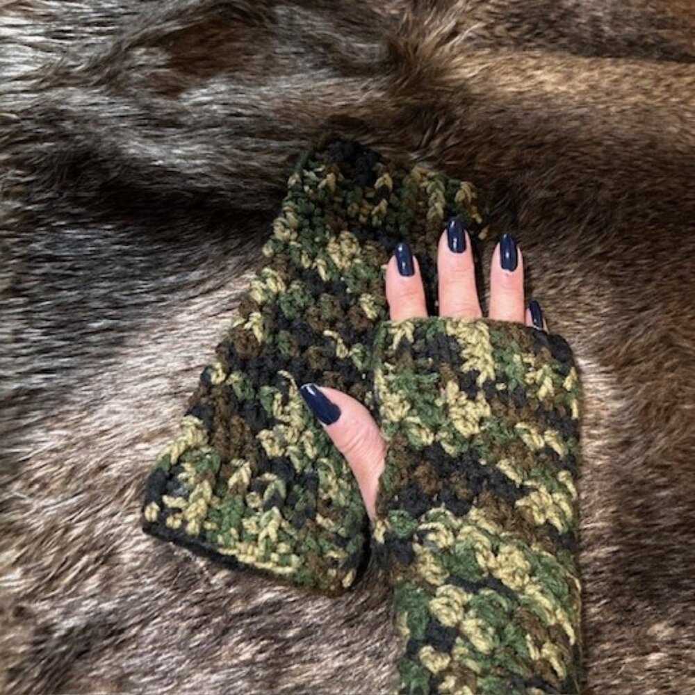 Hand Knit / Crochet Camo Fingerless Texting Gloves NEW